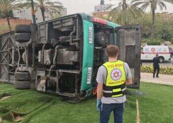 תאונה קשה בראשון לציון: אוטובוס התהפך – עשרות נפגעו