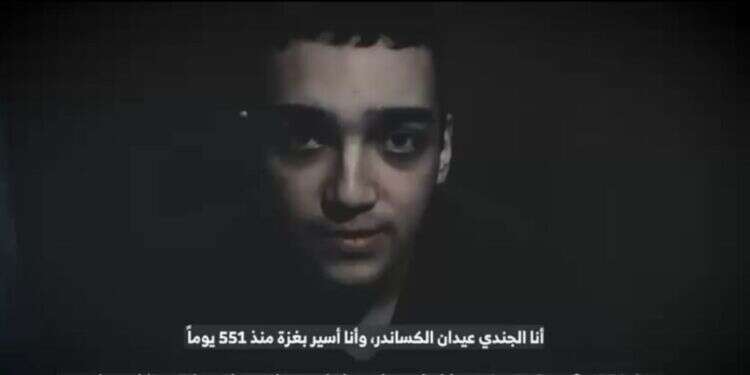 החייל החטוף עידן אלכסנדר. צילום מסך מתוך סרטון התעמולה של חמאס במהלך החג: אות חיים שני מהחייל החטוף עידן אלכסנדר