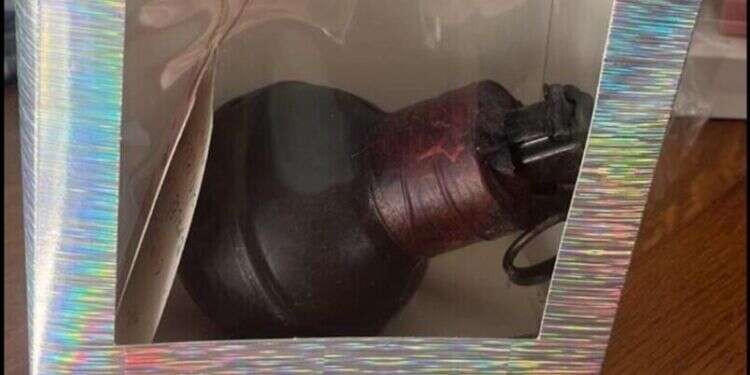 הרימון והמכתב מול בית ראש המועצה. קרדיט: משטרת ישראל רימון בבית ראש המועצה: נעצרו שני חשודים בהזמנת העבודה