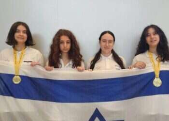 נבחרת המתמטיקה. מימין לשמאל: נטע אילני, מעין רביד, מאיה כהן ואולגה בסוב. צילום: משרד החינוך ומרכז מדעני העתיד.  2 מדליות זהב לנערות הישראליות באולימפיאדה האירופית במתמטיקה