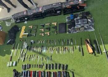 בחנות לבגדי נשים בחברון: נחשף מצבור ובו מאות פריטי לחימה