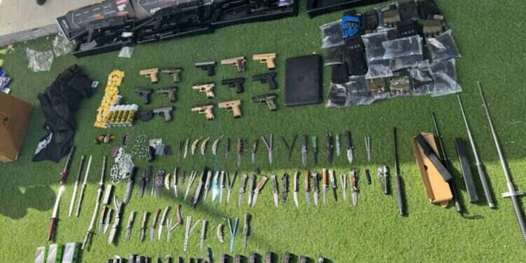 אמצעי הלחימה שהוחרמו. תיעוד: דוברות המשטרה. בחנות לבגדי נשים בחברון: נחשף מצבור ובו מאות פריטי לחימה