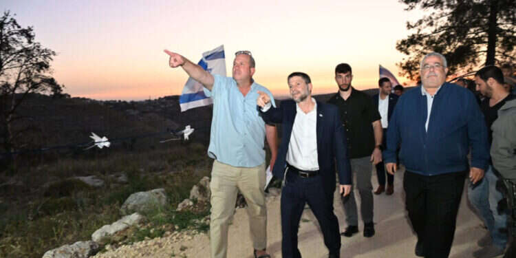 סמוטריץ' בגוש עציון, השבוע. צילום: מאיר אליפור סמוטריץ' בגוש עציון, השבוע. צילום: מאיר אליפור