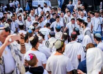 תפילת יום העצמאות ברחבת מוזיאון הסובלנות בירושלים. צילום: יצחק שוקרון