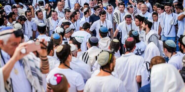 תפילת יום העצמאות ברחבת מוזיאון הסובלנות בירושלים. צילום: יצחק שוקרון