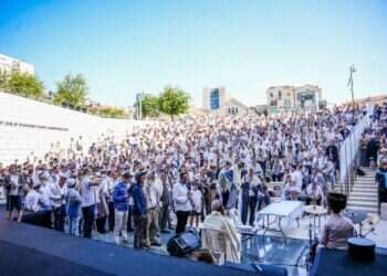 תפילת יום העצמאות ברחבת מוזיאון הסובלנות בירושלים. צילום: יצחק שוקרון