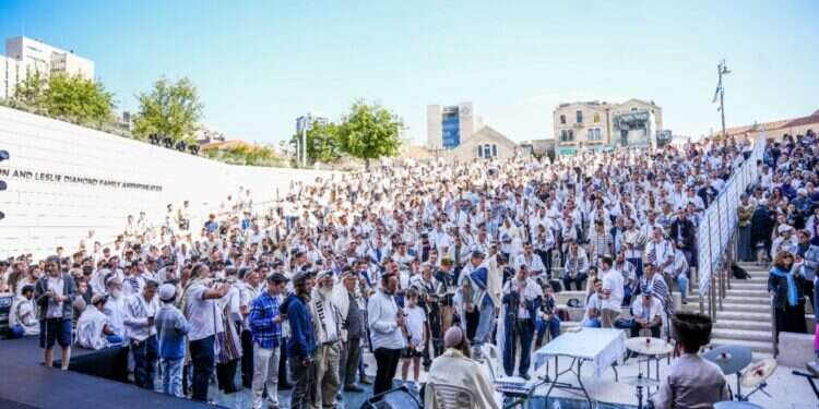 תפילת יום העצמאות ברחבת מוזיאון הסובלנות בירושלים. צילום: יצחק שוקרון
