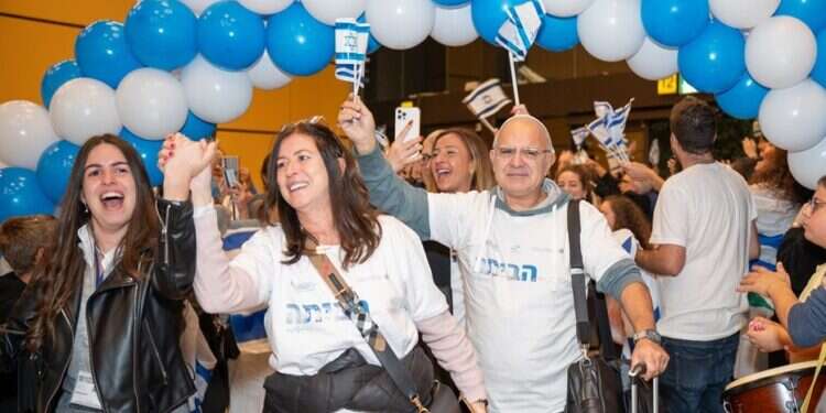 עולים. צילום: נגה מלסה, לע עשרות אלפים עלו לארץ בשנה האחרונה: הנתונים והמספרים