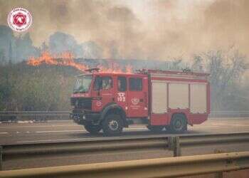 כיבוי אש נלחמים בשריפות באזור מודיעין. קרדיט: דוברות כבאות והצלה השריפה בהרי ירושלים: יישובים פונו – ישראל פנתה לסיוע בינלאומי