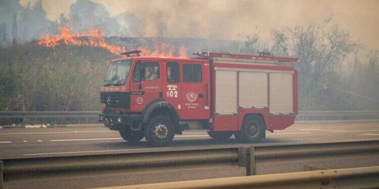 כיבוי אש נלחמים בשריפות באזור מודיעין. קרדיט: דוברות כבאות והצלה השריפה בהרי ירושלים: יישובים פונו – ישראל פנתה לסיוע בינלאומי