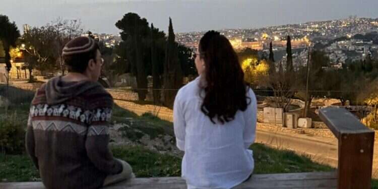 זוג במצפתל בירושלים. צילום: שירת מלאך לאמונה, לעוגנים ולמסע: 7 משואות למבקשי הזוגיות