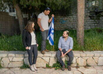 "זה לא ייאמן, אבל אנחנו חוזרים ל־6 באוקטובר". מימין: יאיר וייגלר, אלעד מלכא, שרה העצני־כהן. צילום: נעמה שטרן