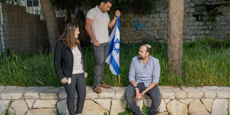 "זה לא ייאמן, אבל אנחנו חוזרים ל־6 באוקטובר". מימין: יאיר וייגלר, אלעד מלכא, שרה העצני־כהן. צילום: נעמה שטרן