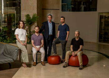 מימין: יובל ארזי, עקיבא לוביש, הרב חיים נבון, איתמר קורצברג, נטע סקסונוב. צילום: נעמה שטרן