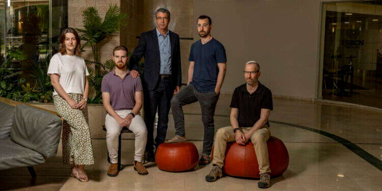 מימין: יובל ארזי, עקיבא לוביש, הרב חיים נבון, איתמר קורצברג, נטע סקסונוב. צילום: נעמה שטרן