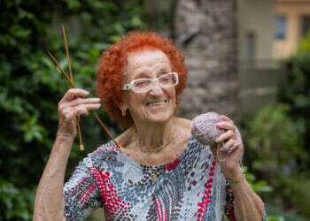 "קניתי את כל הצמר הירוק-זית בחנות, והתיישבתי לסרוג": מדליקת המשואה בת ה-92