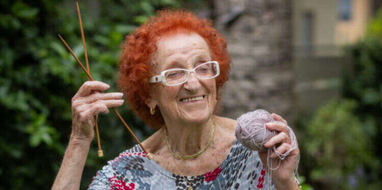 בלנקה גוט. צילום: אריק סולטן "קניתי את כל הצמר הירוק-זית בחנות, והתיישבתי לסרוג": מדליקת המשואה בת ה-92