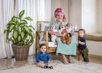 רבקה ספיר עם התינוקות שנקראו על שם יהונתן צור. צילום: אריק סולטן