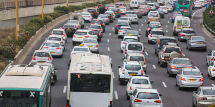 פקק תנועה בנתיבי אילון. צילום: יהושוע יוסף  "לנצח את וייז" זה לא רק סלוגן, זה ספורט לאומי