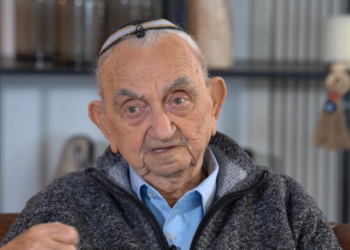 ניצול השואה אביגדור נוימן. צילום מסך מתוך זיכרון בסלון