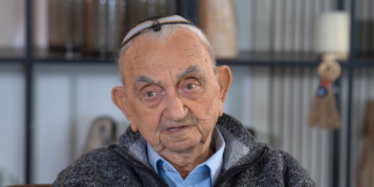 ניצול השואה אביגדור נוימן. צילום מסך מתוך זיכרון בסלון