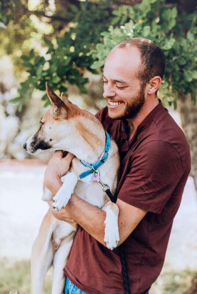 דור עם הכלבה הטיפולית דוריס. צילום באדיבות המשפחה