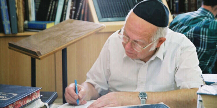 הרב ליכטנשטיין בבית המדרש בהר עציון בשנות התשעים. צילום: באדיבות ישיבת הר עציון "הסדר זה לחזקים": הפרדוקס של הרב ליכטנשטיין | עשור לפטירתו