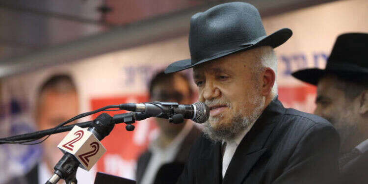 הנחיל לתלמידיו גאווה ספרדית במורשת ובדרך הלימוד, שלא להתבטל בפני אחרים. הרב מאזוז. צילום: פלאש 90 הנחיל לתלמידיו גאווה ספרדית במורשת ובדרך הלימוד, שלא להתבטל בפני אחרים. הרב מאזוז. צילום: פלאש 90