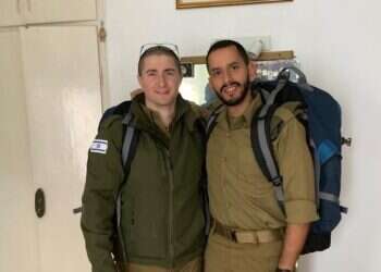 יונתן דין עם חברו אבי כהן. צילום באדיבות המרואיין