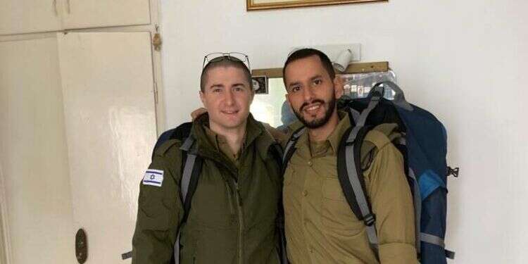 יונתן דין עם חברו אבי כהן. צילום באדיבות המרואיין יונתן דין עם חברו אבי כהן. צילום באדיבות המרואיין