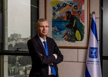 " אני לא מקבל את הגישה שאם יש חשש שבג"ץ יפסול משהו, עדיף לא לעשות אותו מלכתחילה". יריב לוין בלשכתו, השבוע. צילום: נעמה שטרן