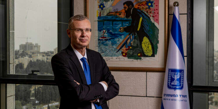 " אני לא מקבל את הגישה שאם יש חשש שבג"ץ יפסול משהו, עדיף לא לעשות אותו מלכתחילה". יריב לוין בלשכתו, השבוע. צילום: נעמה שטרן