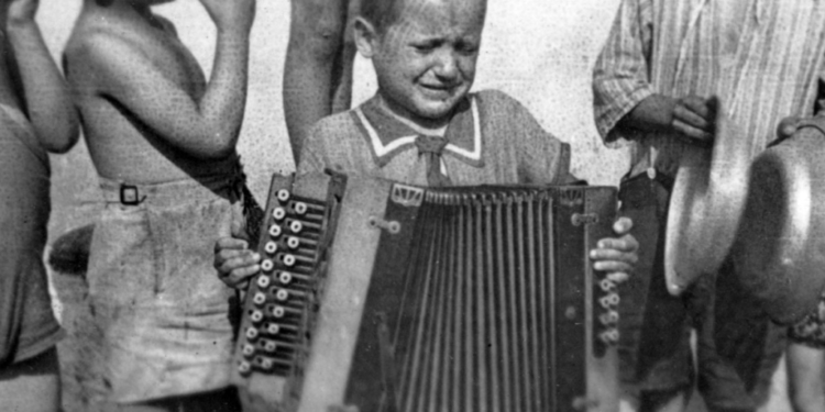 ילד מנגן בגטו לודז'. ארכיון יד ושם ילד מנגן בגטו לודז'. ארכיון יד ושם