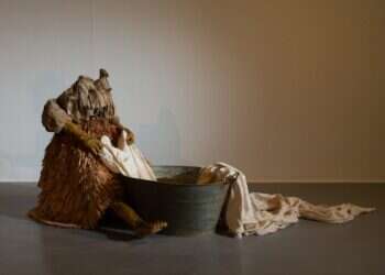 השעבוד במצרים מושווה לתהליך של כביסה והסרת הכתמים מהבגד שאנון אלונזו, הכובסת. צילום: אי.פי.איי למה להתחיל בגנות ואיך אפשר השנה לסיים בשבח