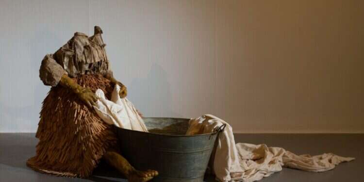 השעבוד במצרים מושווה לתהליך של כביסה והסרת הכתמים מהבגד שאנון אלונזו, הכובסת. צילום: אי.פי.איי למה להתחיל בגנות ואיך אפשר השנה לסיים בשבח