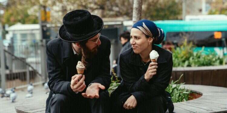 מתוך הסרט  כוכבת "חתונה ממבט ראשון", היוצרת החרדית לשעבר מינדי ארליך, משיקה סרט חדש