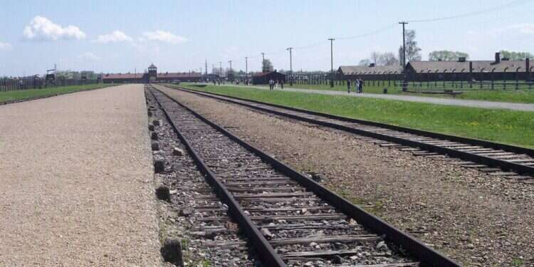 שער הכניסה למחנה אושוויץ. מתוך ויקיפדיה