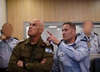 מפקד חיל האוויר, אלוף תומר בר ומפקד פיקוד הצפון, אלוף אורי גורדין מבור חיל האוויר. צילום: דובר צה חיל האוויר תקף בסוריה, יירוט טיל שלישי ביממה מתימן