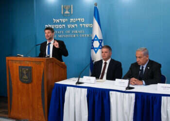 נתניהו קיש וסמוטריץ'. צילום: Alex Kolomoisky/POOL דיון מרתוני וצו מניעה: מאמצים בממשלה לעצור את שביתת המורים